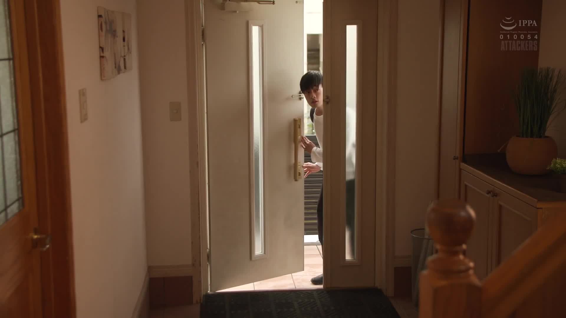 回家時母親和朋友滿身大汗…。－兒子的朋友擁抱母親－ 鷲見紫苑 - AV大平台 - 中文字幕，成人影片，AV，國產，線上看