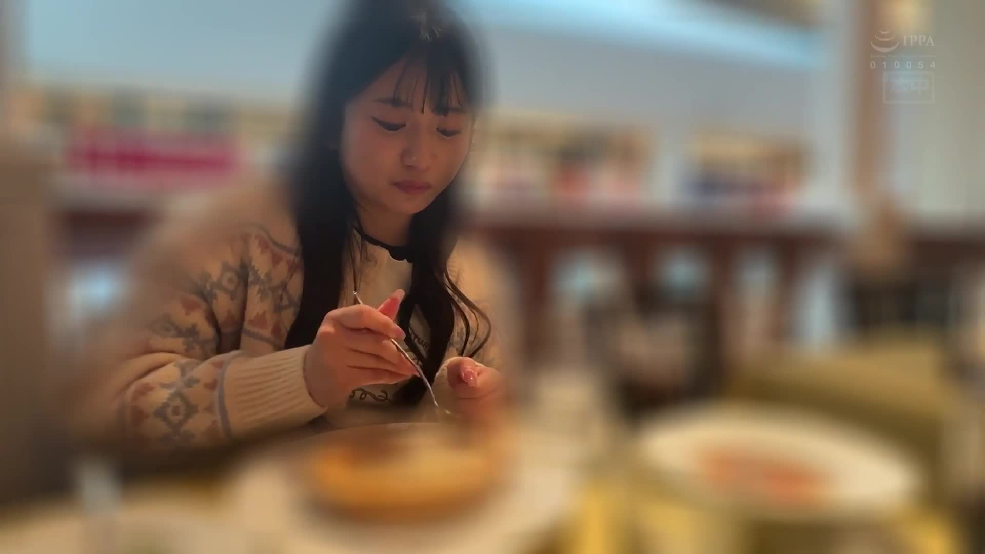 兒子和妻子回老家，我懷著期待約著兒子就讀的幼兒園的可愛嬌小保育老師約會，一開始被拒絕了但隔天她卻突然答應了，在橫濱約會後帶她去附近的旅館，看她表情好像也很期待...北岡果林 - AV大平台 - 中文字幕，成人影片，AV，國產，線上看