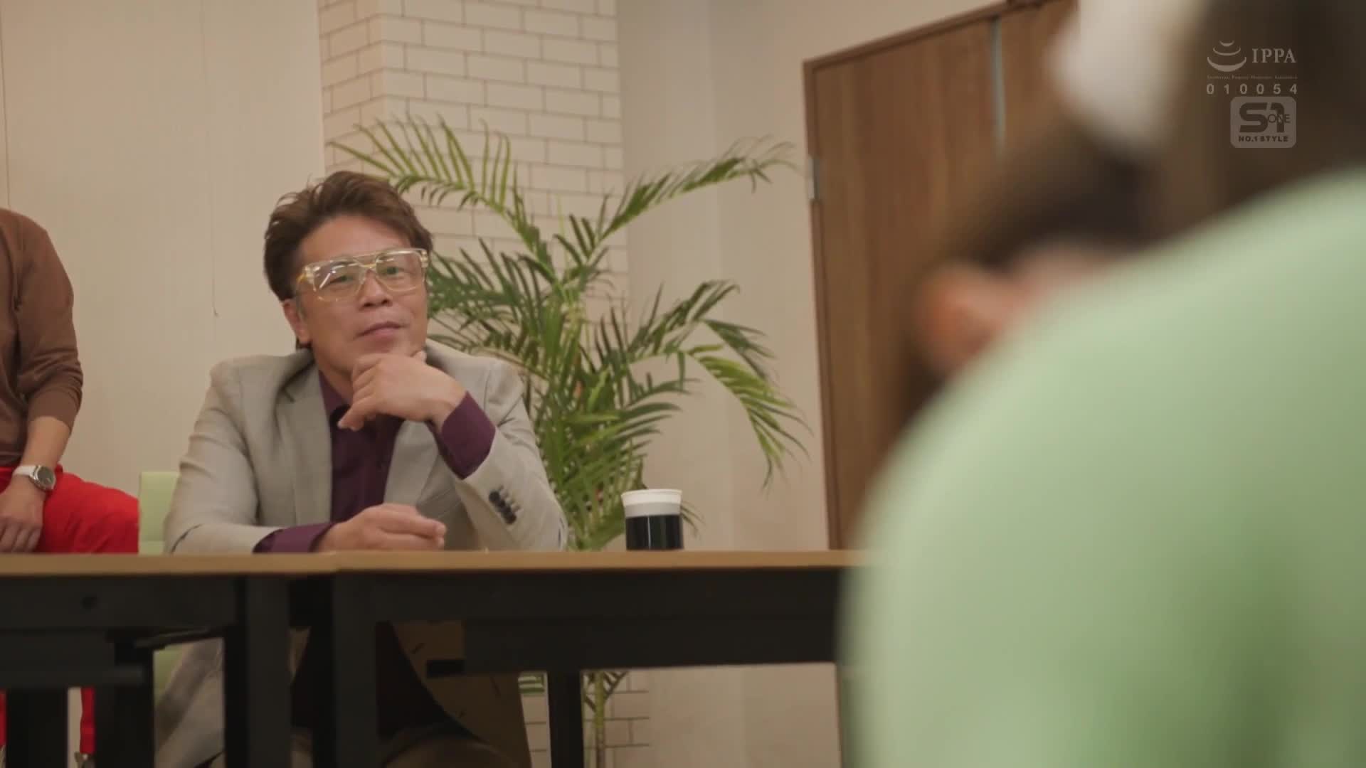 這位美麗且有魅力的天氣預報員在工作場所成為性騷擾的目標，幾乎變成了性工作者。倉木華 - AV大平台 - 中文字幕，成人影片，AV，國產，線上看