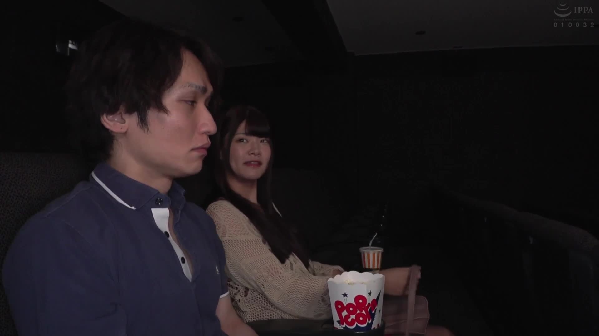 平日白天的電影院裡，和美女獨處！而且這位姐姐還是個痴女！2 上映中，她走近我，從衣服上摸索著我的乳頭和雞雞... - AV大平台 - 中文字幕，成人影片，AV，國產，線上看