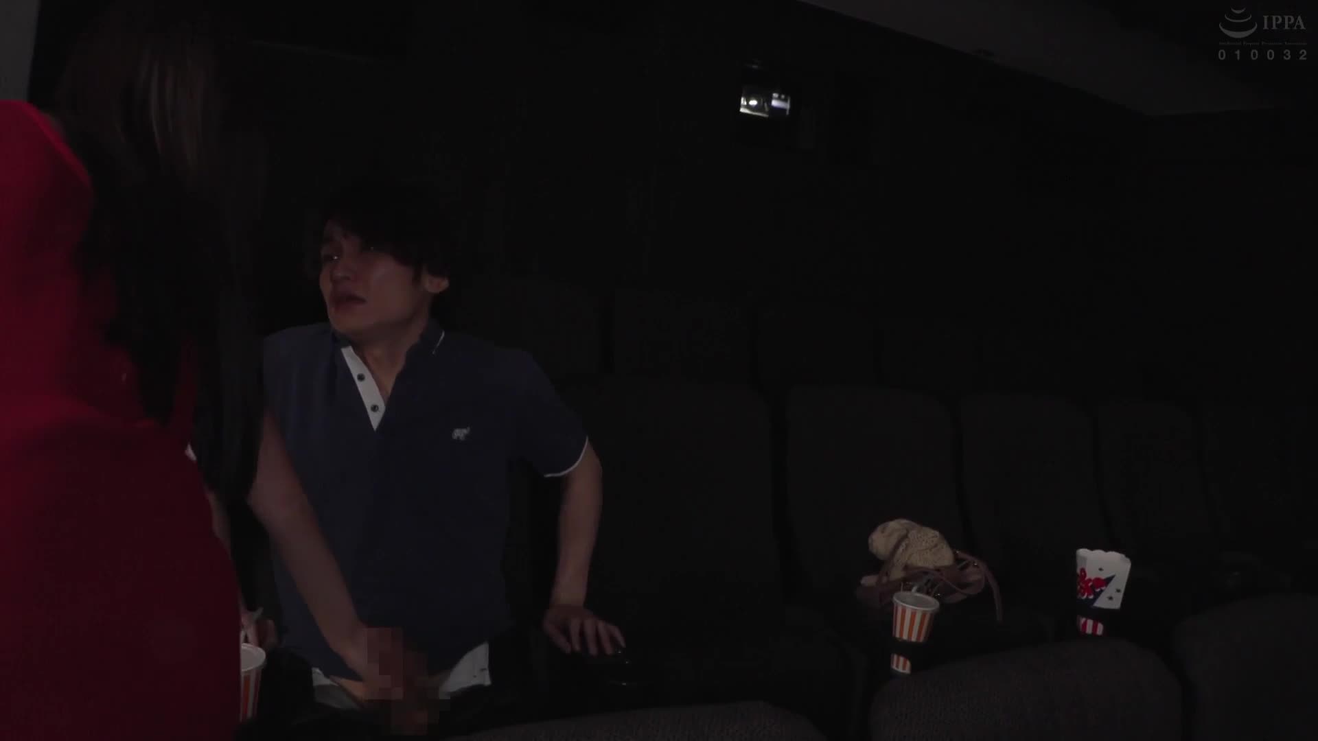 平日白天的電影院裡，和美女獨處！而且這位姐姐還是個痴女！2 上映中，她走近我，從衣服上摸索著我的乳頭和雞雞... - AV大平台 - 中文字幕，成人影片，AV，國產，線上看