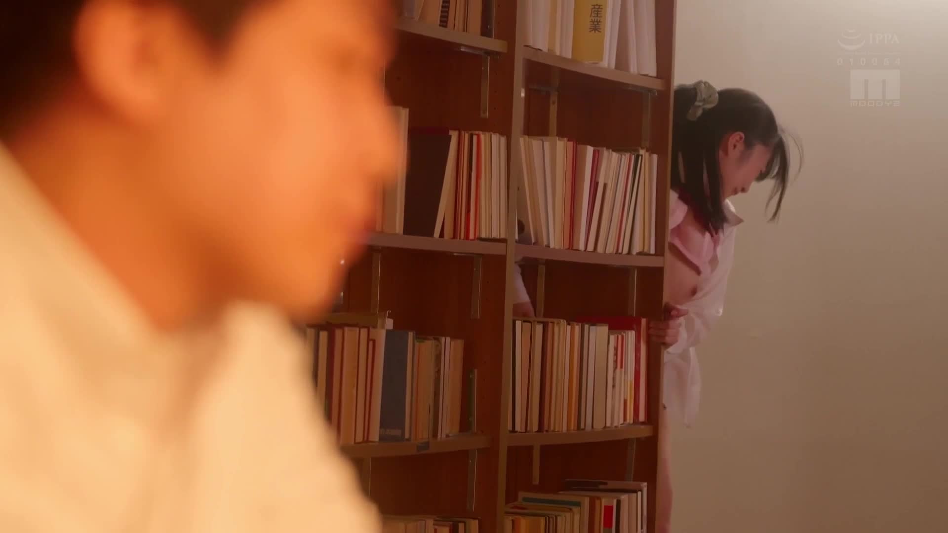 除了快感之外，連聲音也發不出來...在電車上、在學校裡被黏著的痴漢持續地弄得濕潤，這位天真無邪的制服美少女。 輝星綺羅 - AV大平台 - 中文字幕，成人影片，AV，國產，線上看