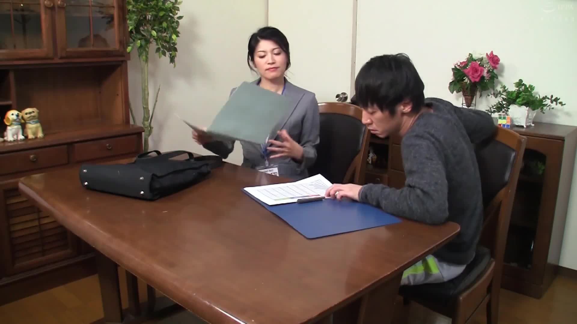 展示勃起的雞雞給業務小姐，當我請求她枕頭服務時，會有什麼樣的結局...！？4小時 - AV大平台 - 中文字幕，成人影片，AV，國產，線上看