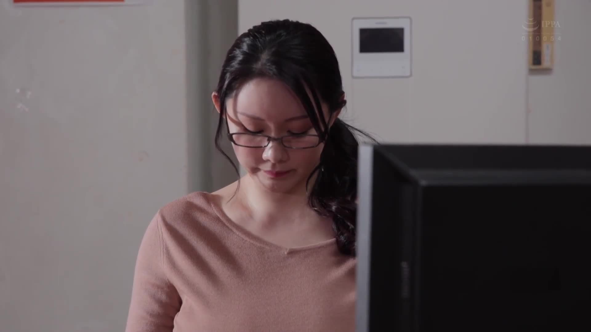 通勤途中，我總是被猥褻...被附近的壞小孩們圍觀的N罩杯巨乳妻 城崎百瀨 - AV大平台 - 中文字幕，成人影片，AV，國產，線上看