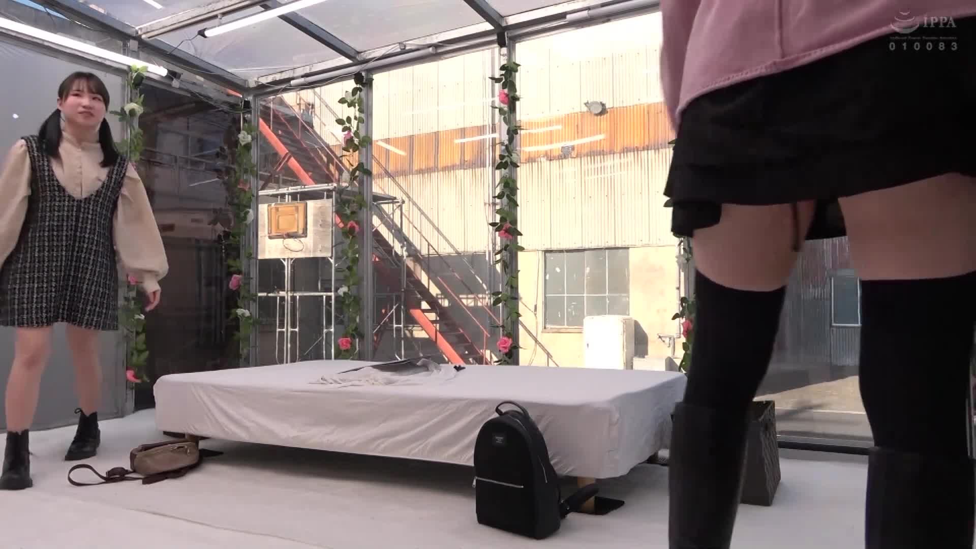 露臉MM號 親密女友限定 魔法鏡 親密的素人女大生兩人首次挑戰「Les H逃脫遊戲」！即使害羞，也有Les吻/互相手淫/Les舔陰/Les玩具/貝合！興奮的兩位朋友同時高潮不停！ - AV大平台 - 中文字幕，成人影片，AV，國產，線上看