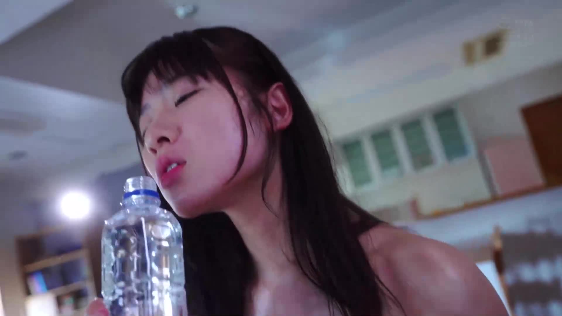 當我第一次脫掉我的女朋友時...從她的衣服下露出來的是令人難以想像的超級纖瘦美白巨乳，讓我興奮不已，直到性慾耗盡為止，我一直在猛烈地幹她。設樂夕日 - AV大平台 - 中文字幕，成人影片，AV，國產，線上看