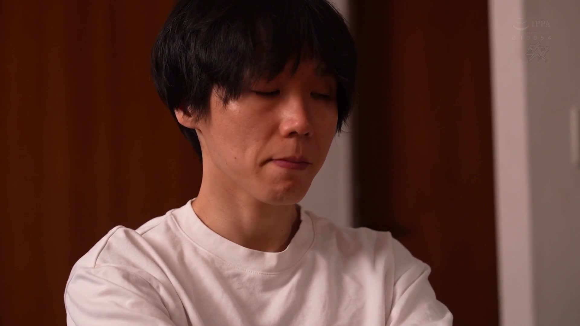 彼此了解對方底細的美魔女媽媽朋友，在箱中相遇，展開了秘密的婚外情。通野未帆 - AV大平台 - 中文字幕，成人影片，AV，國產，線上看