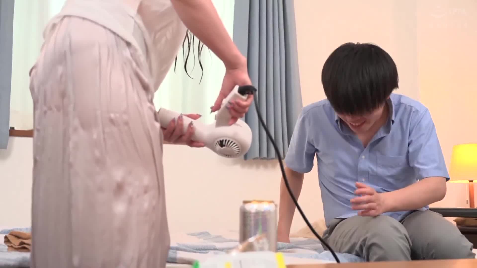 突如來襲的豪雨。玄關前站著濕透的美女，內衣完全透明。3 - AV大平台 - 中文字幕，成人影片，AV，國產，線上看