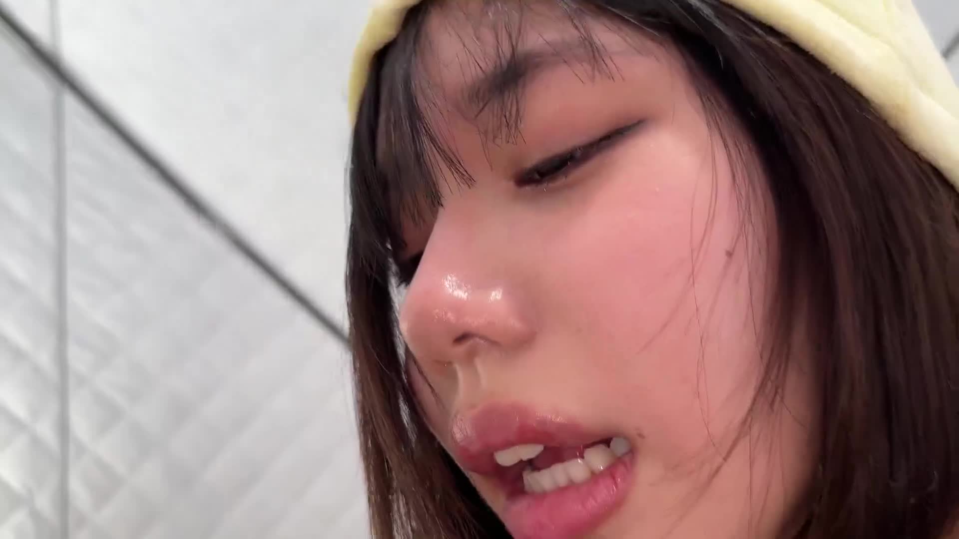 素人女子大生限定！移動式桑拿浴對於大雞巴男人和天真的害羞女孩居然是兩人獨處！？在這種困境下，讓已經膨脹起來的勃起陰莖展示給她，讓她看著自慰觀賞！在尷尬和興奮中大量出汗！在這種絕對無法離開的狀況下，兩個男女將會發生什麼事情呢？驗證一下！ - AV大平台 - 中文字幕，成人影片，AV，國產，線上看