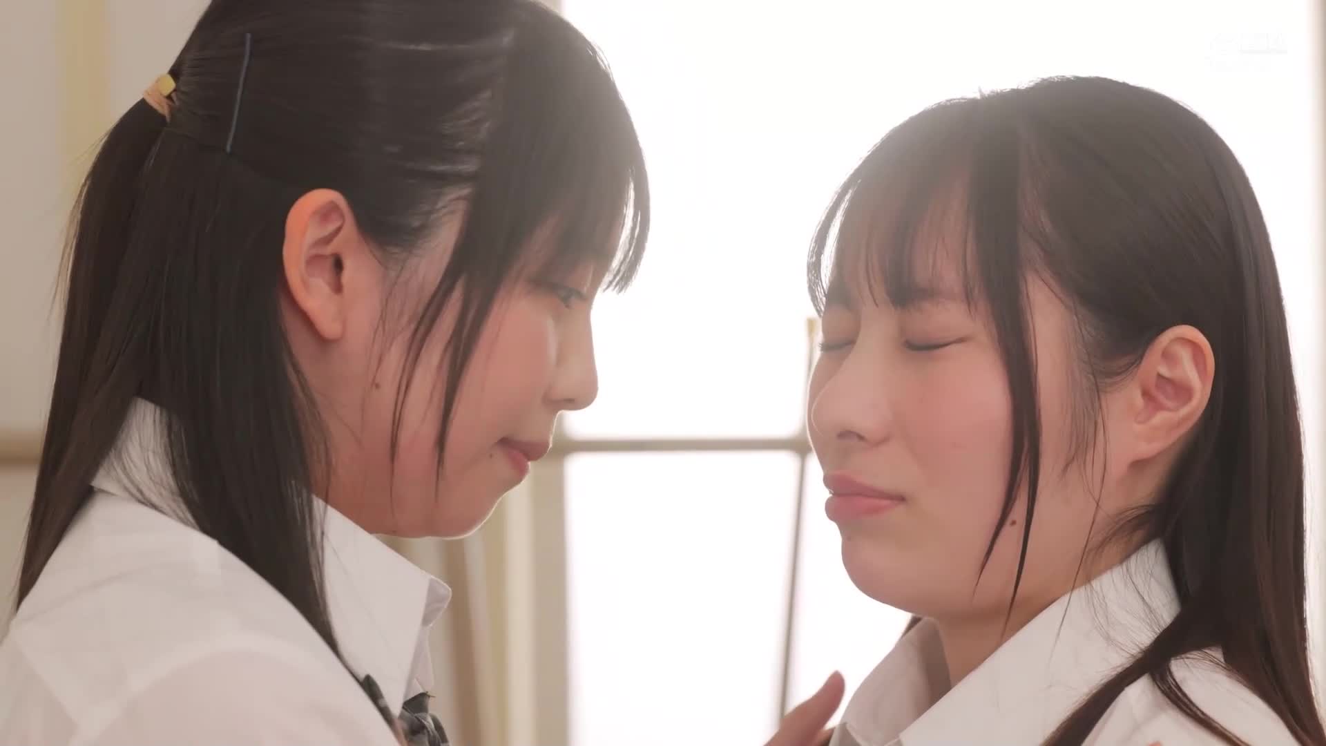 在班上拍到了最美麗的瑪東娜的短裙內褲！？當用內褲照片自慰時被發現了，但彼此互相自慰後，愛意溢出，演變成校內的女同性戀。松井日奈子 泉莉音 - AV大平台 - 中文字幕，成人影片，AV，國產，線上看