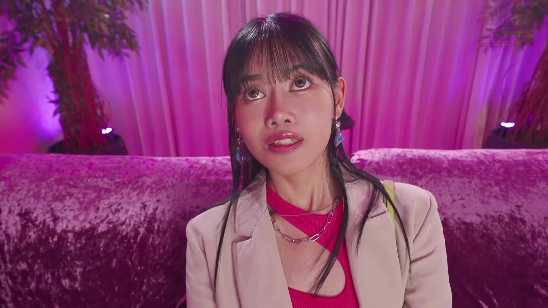 身高171厘米，胸圍90厘米（F罩杯），臀围84厘米，擁有九頭身笑容燦爛的模特兒身材，是一位現役的兔女郎巨乳新人，AV出道。蜂羽詩乃 - AV大平台 - 中文字幕，成人影片，AV，國產，線上看