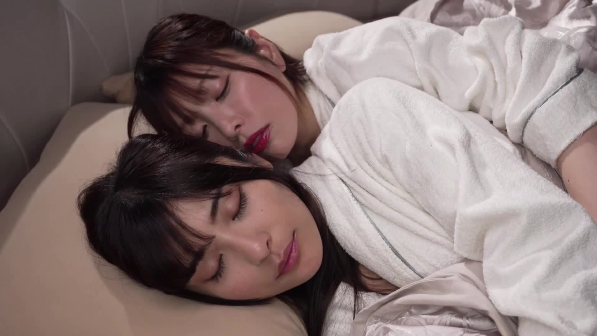 喝醉後，一向嚴肅的上司變成了熱吻魔，無限的舌吻讓人無法自拔...在忘記了末班車的情況下，沉溺於快樂的共享房間女同性戀之夜。似鳥日菜 新村晶 - AV大平台 - 中文字幕，成人影片，AV，國產，線上看